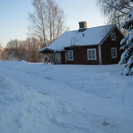 Lylyinen Manor Bed and Breakfast 2*